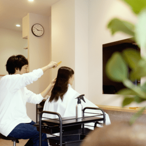 YONA HAIR 接客の様子